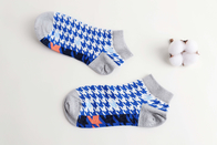 Las rayas del color sudaron - calcetines absorbentes del tobillo de los deportes con el nilón/Spandex/algodón