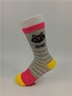 Los calcetines antibacterianos hechos punto del algodón de los niños con diversos colores hacen para ordenar