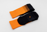 Calcetines atléticos deportivos de secado rápido del baloncesto con el material de nylon disponible