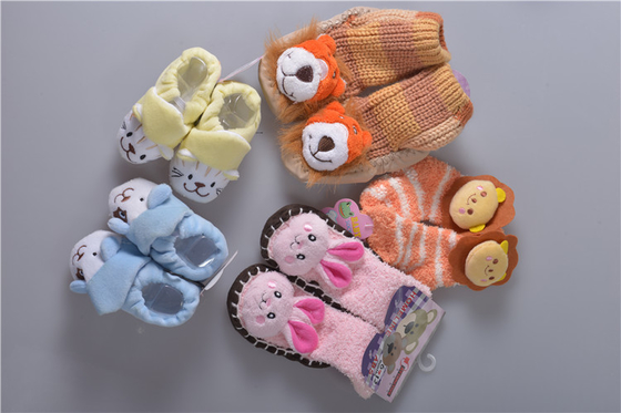 Los calcetines resistentes hechos punto del bebé del algodón del resbalón para guardan tamaño por encargo caliente